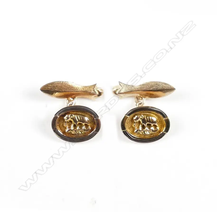 A pair of vintage 15ct. gold cuff links Image 1++