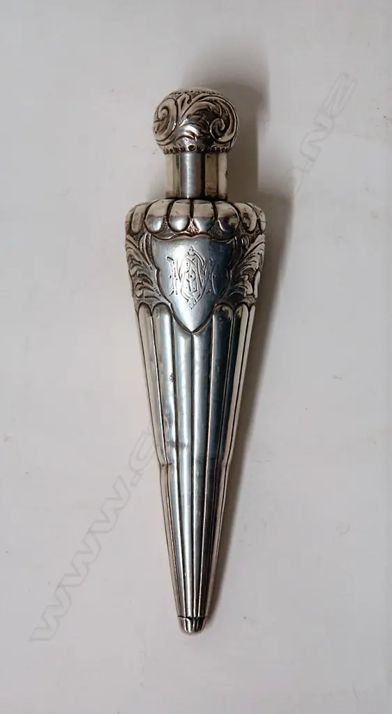 A Victorian silver scent bottle Image 1++