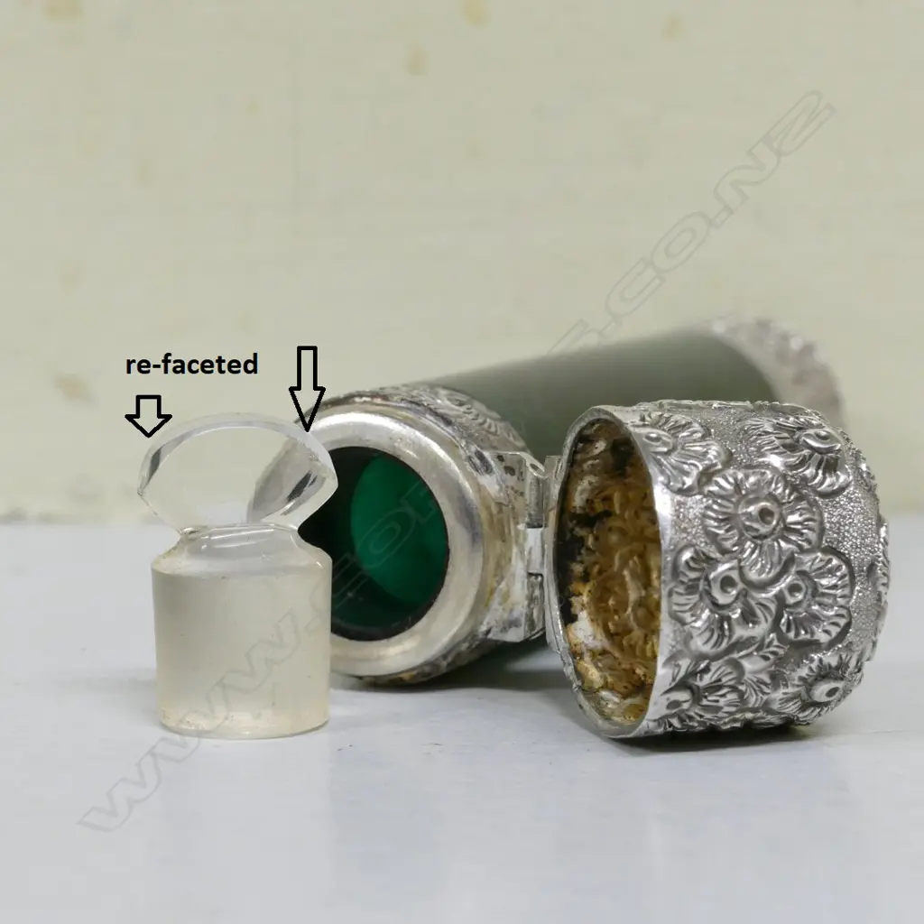 A Victorian silver tall green glass double ended scent bottle Image 1++