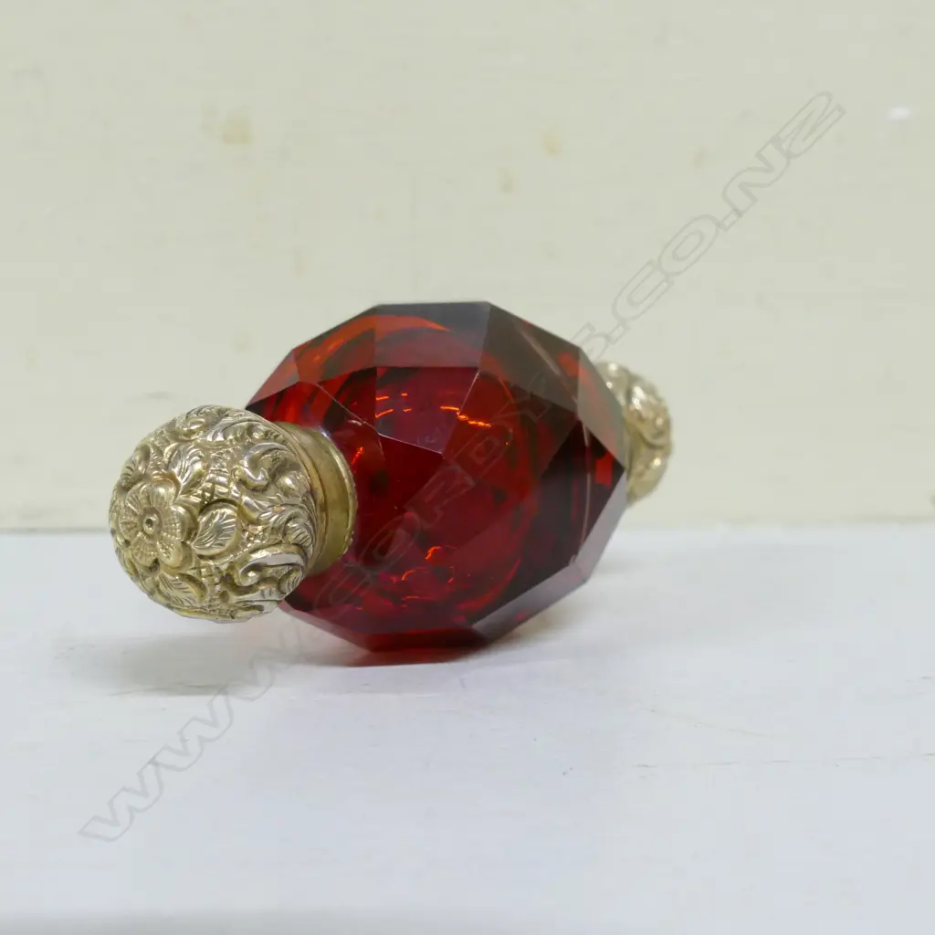 A Victorian silver gilt double ended ruby tear drop scent bottle Image 1++