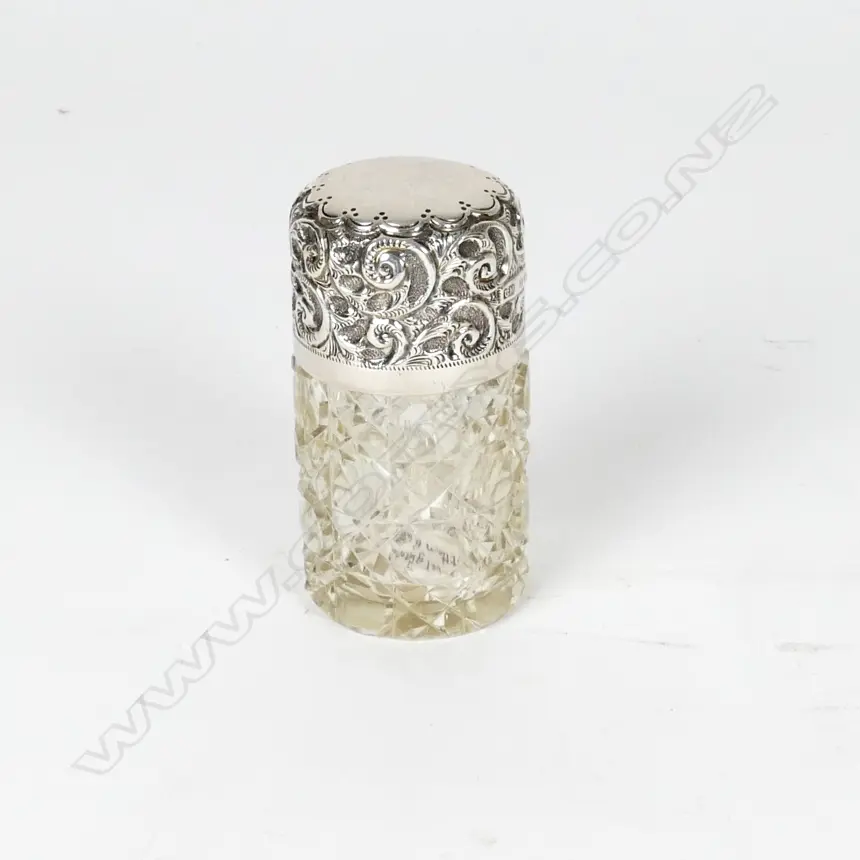 An Edwardian silver topped glass perfume bottle Image 1++