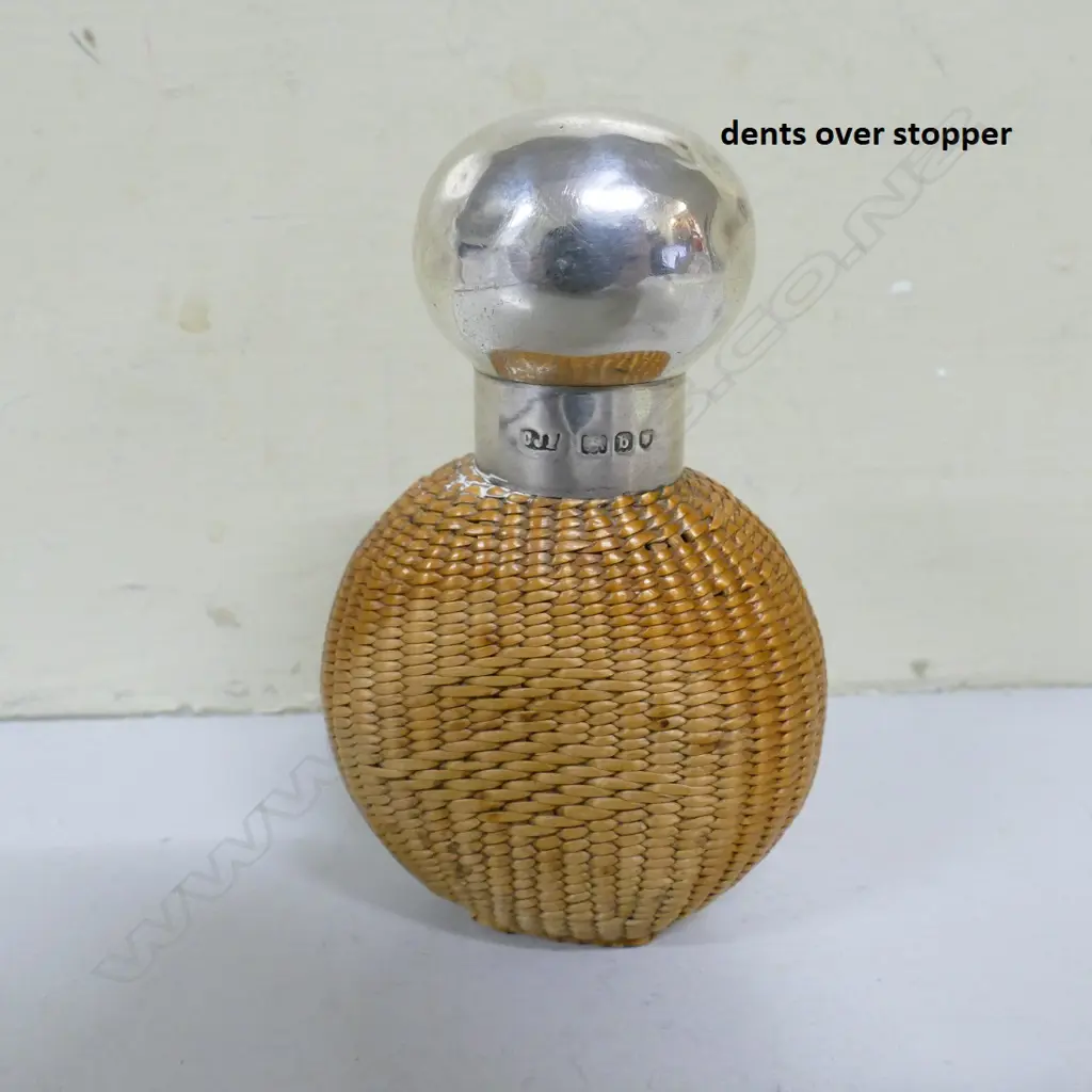 A late Victorian silver top basket weave scent bottle Image 1++