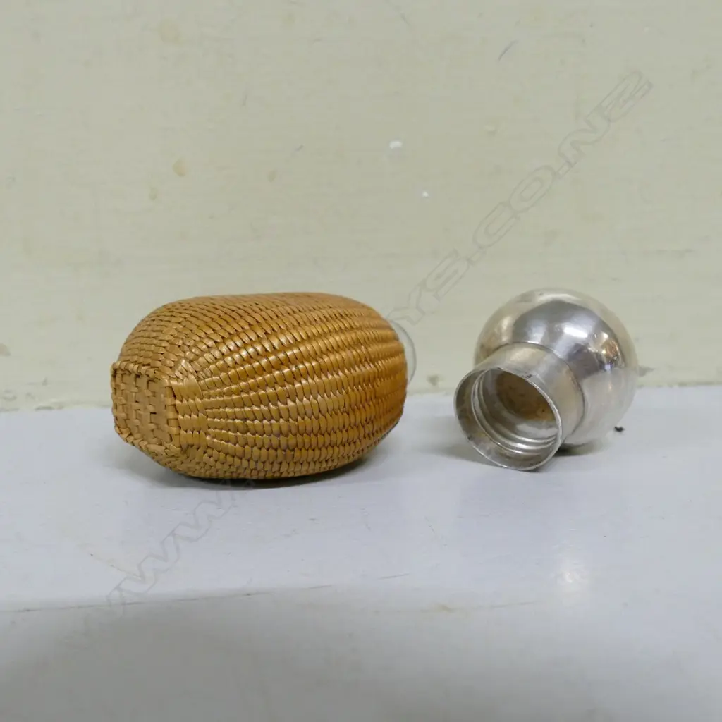 A late Victorian silver top basket weave scent bottle Image 1++