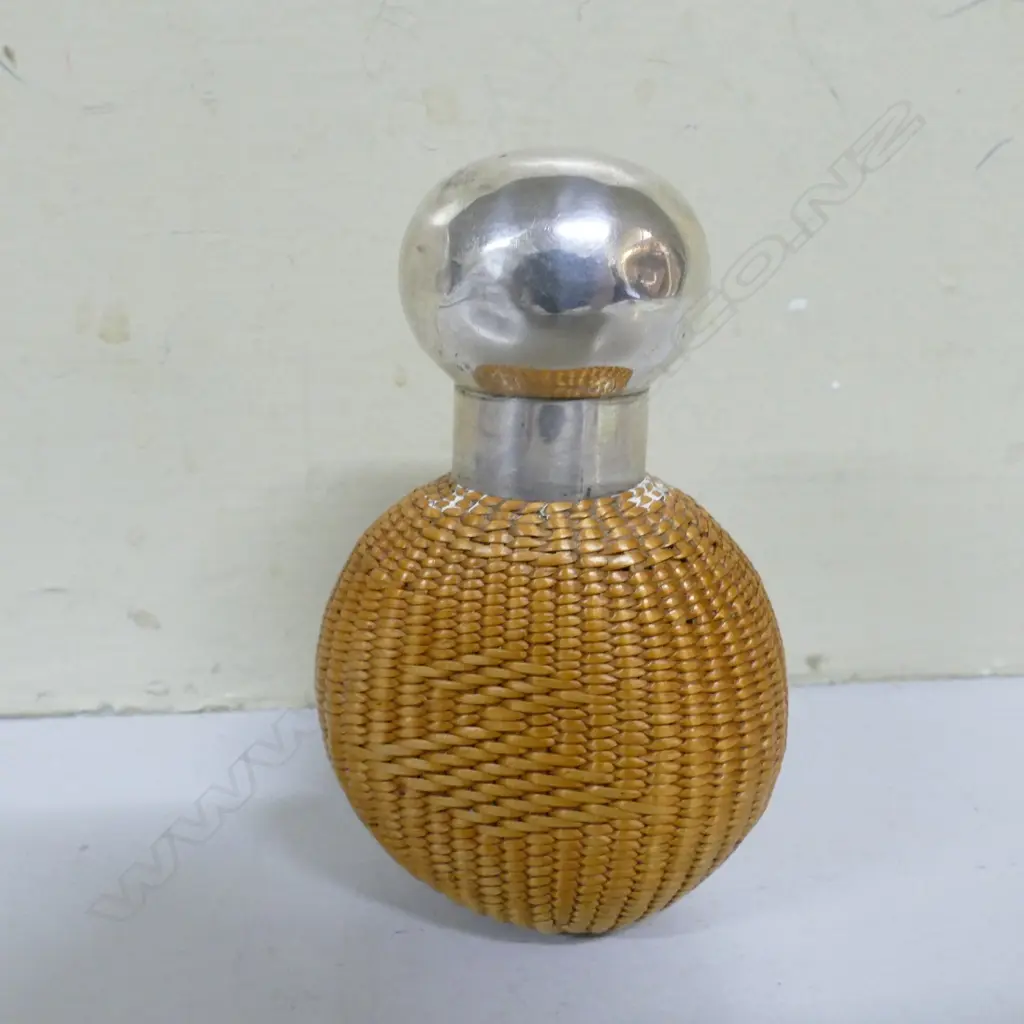 A late Victorian silver top basket weave scent bottle Image 1++
