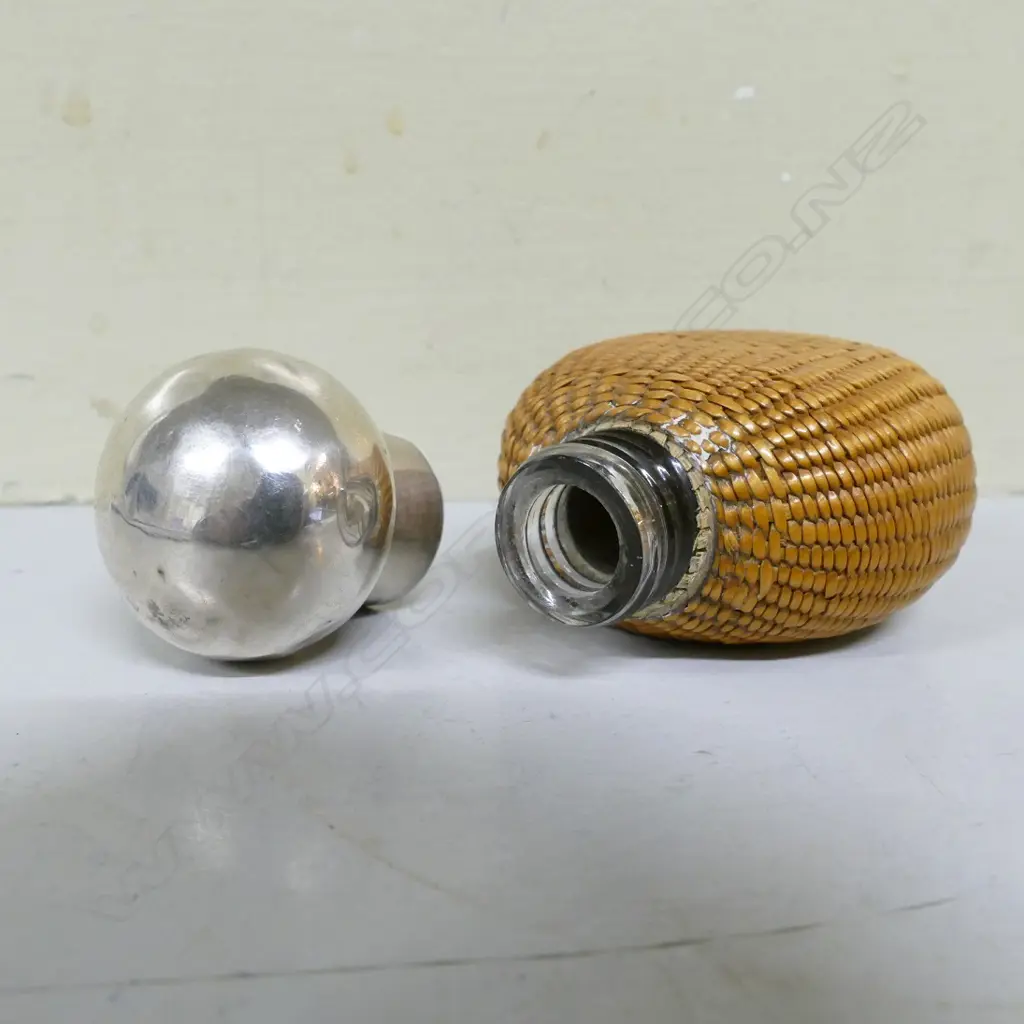 A late Victorian silver top basket weave scent bottle Image 1++