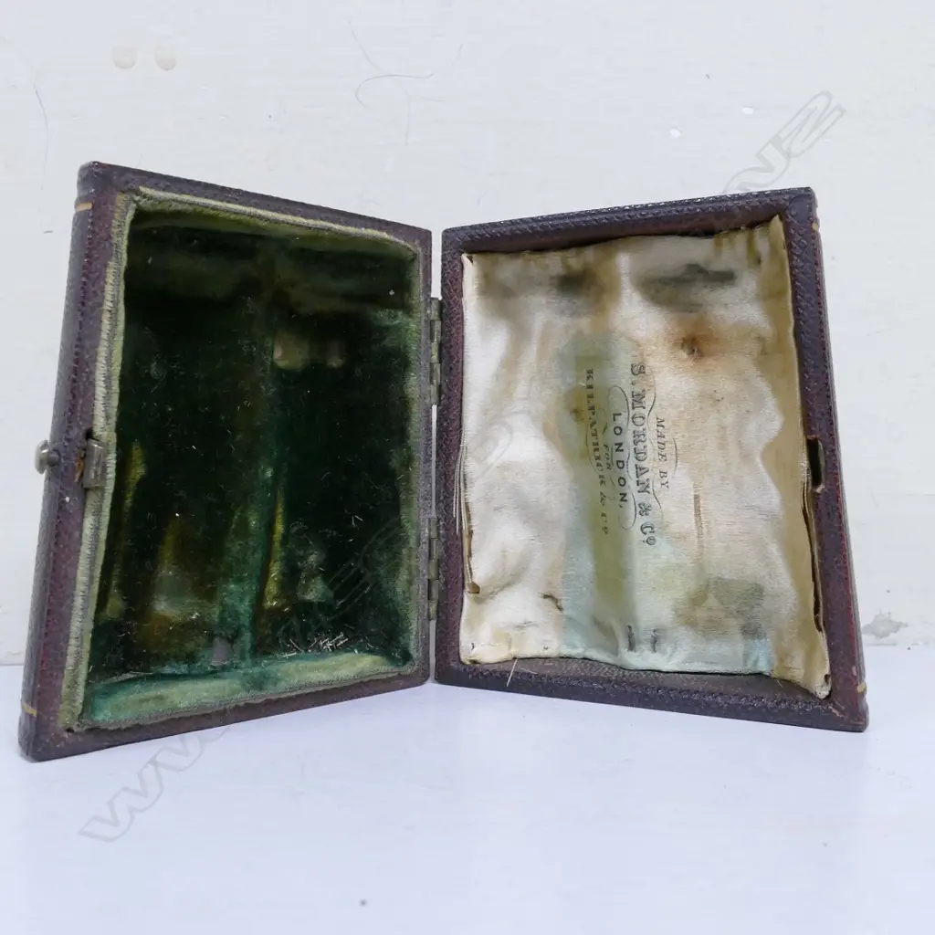 A Victorian silver and ruby glass binocular smelling salts/scent bottle Image 1++