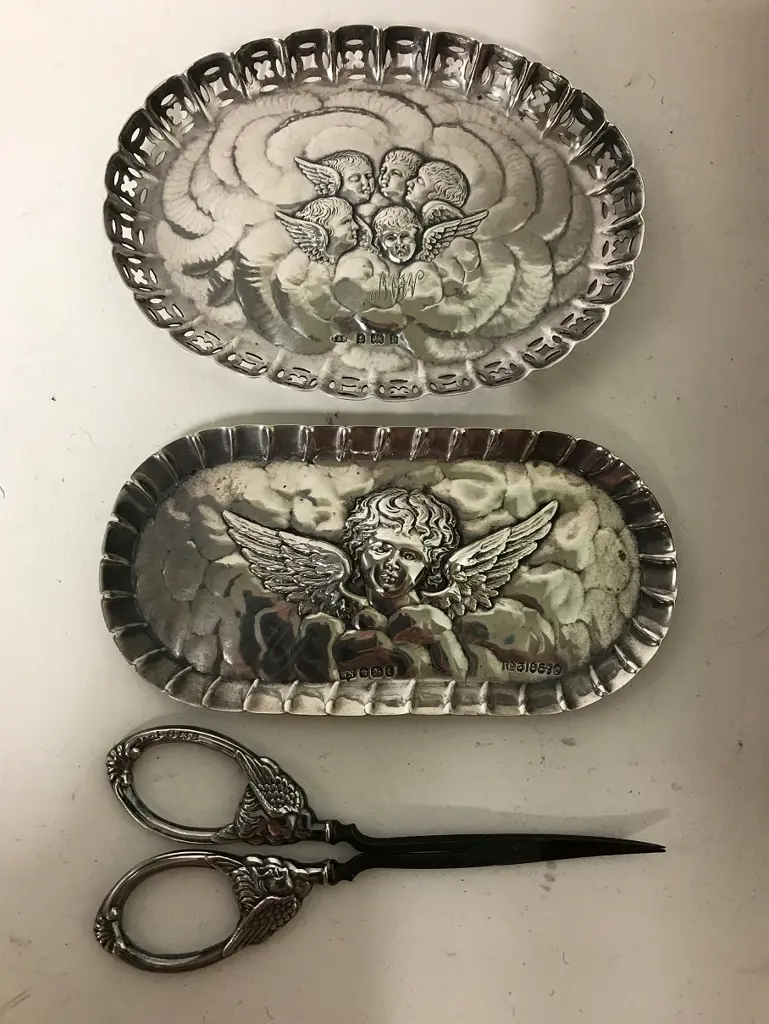 Two small silver pin trays Image 1++