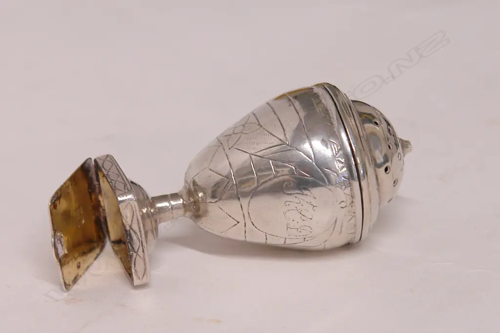 An uncommon late 18thC Scandinavian silver Hovedvandsaeg (vinaigrette) of pedestal urn form Image 1++