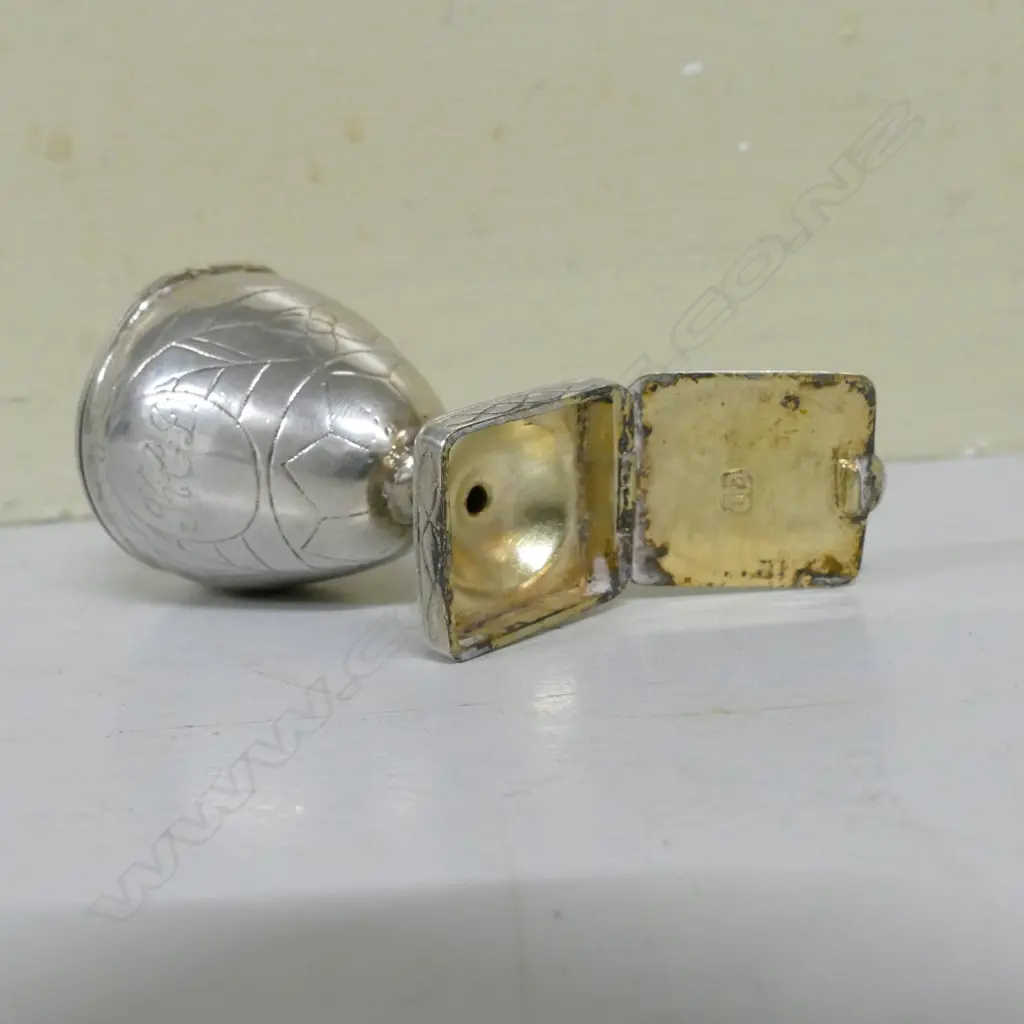 An uncommon late 18thC Scandinavian silver Hovedvandsaeg (vinaigrette) of pedestal urn form Image 1++