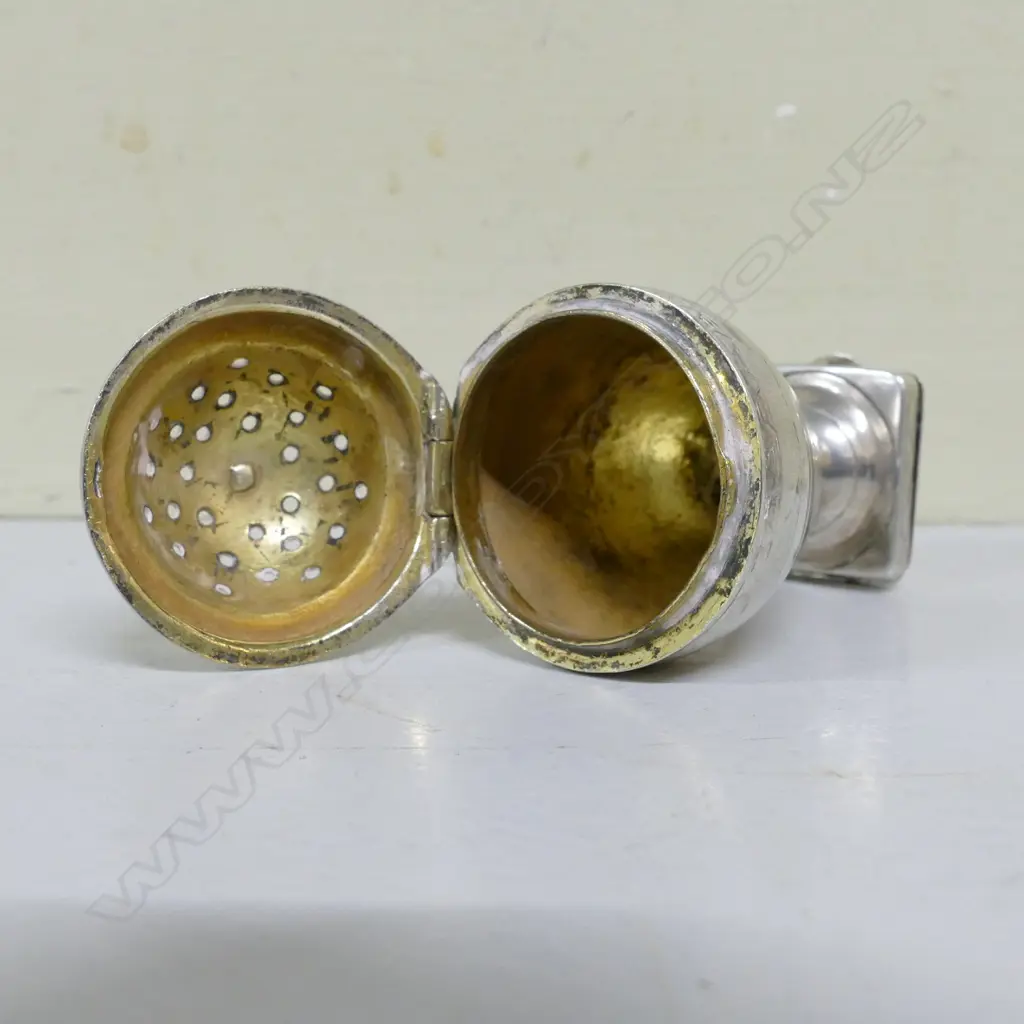 An uncommon late 18thC Scandinavian silver Hovedvandsaeg (vinaigrette) of pedestal urn form Image 1++