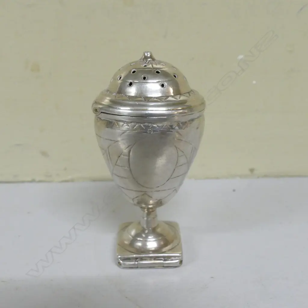 An uncommon late 18thC Scandinavian silver Hovedvandsaeg (vinaigrette) of pedestal urn form Image 1++