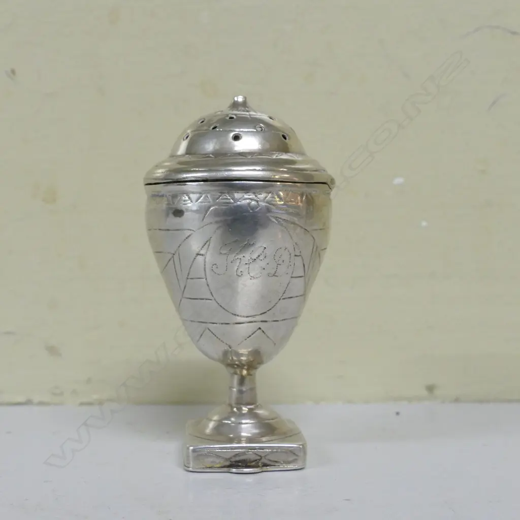 An uncommon late 18thC Scandinavian silver Hovedvandsaeg (vinaigrette) of pedestal urn form Image 1++