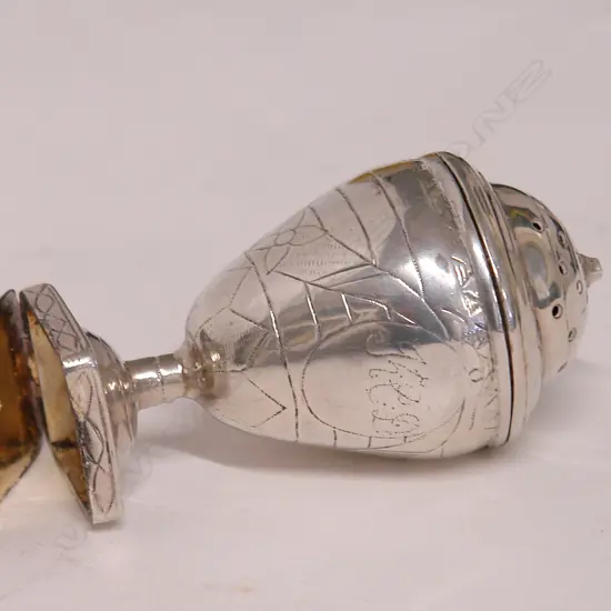 An uncommon late 18thC Scandinavian silver Hovedvandsaeg (vinaigrette) of pedestal urn form
