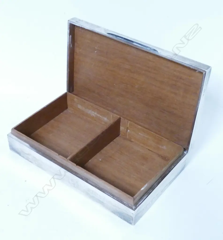 An Art Deco silver cigarette box Image 1++