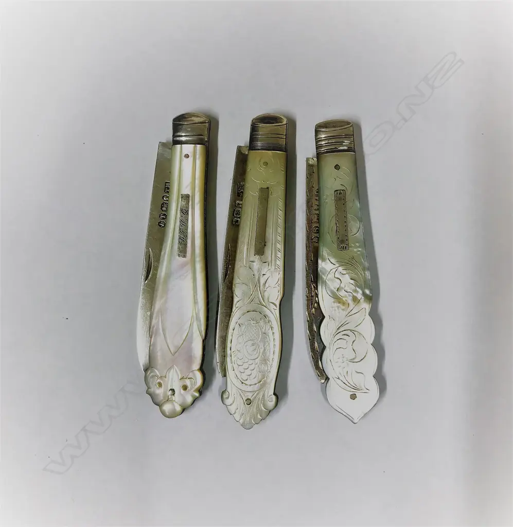 Three silver and mother-of-pearl folding fruit knives Image 1++