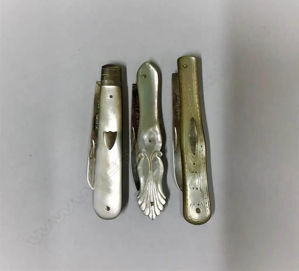 Three silver and mother-of-pearl folding fruit knives Image 1++