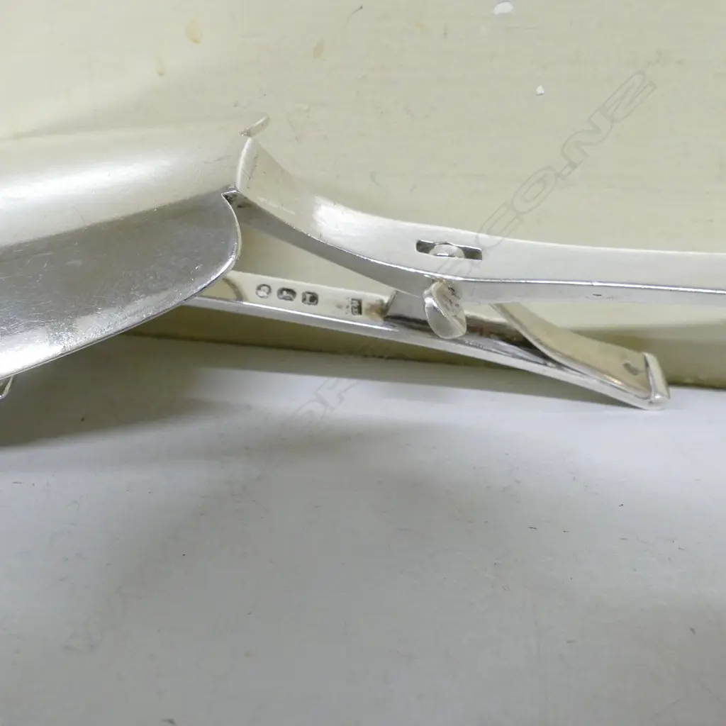 A pair of George III fiddle pattern silver fish serving tongs Image 1++