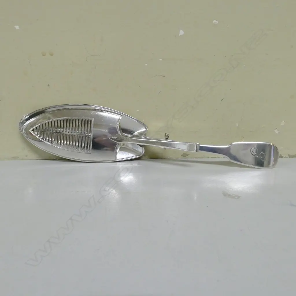 A pair of George III fiddle pattern silver fish serving tongs Image 1++