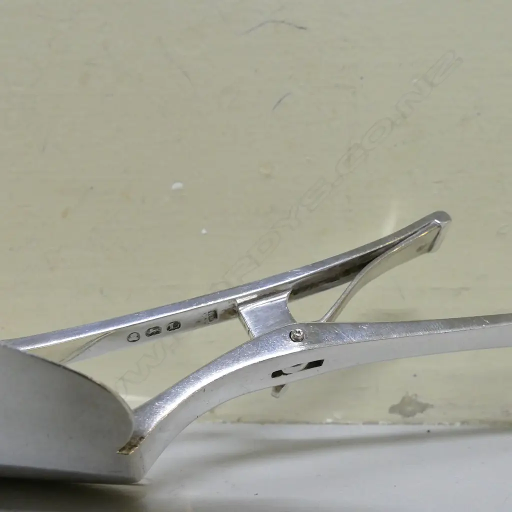 A pair of George III fiddle pattern silver fish serving tongs Image 1++