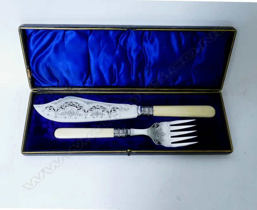 A pair of Victorian silver plated fish servers Image 1++