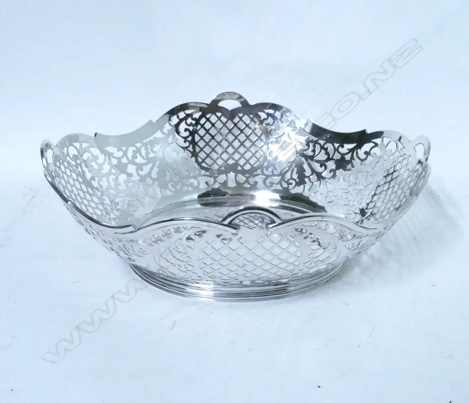 A good quality Edwardian period Dutch .800 standard silver oval circular bowl Image 1++