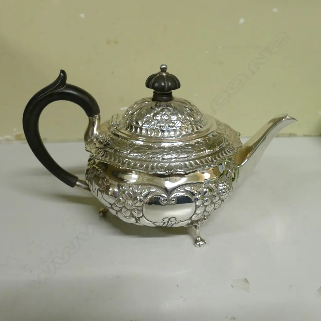 A late Victorian bachelor's teapot Image 1++