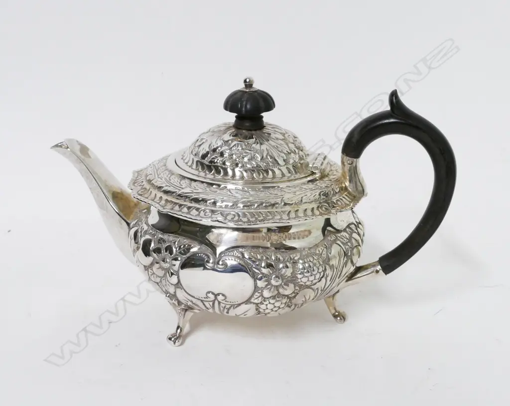 A late Victorian bachelor's teapot Image 1++