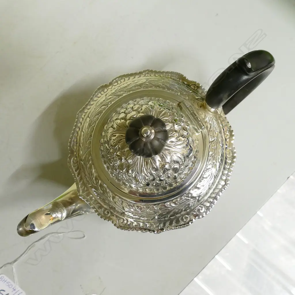 A late Victorian bachelor's teapot Image 1++