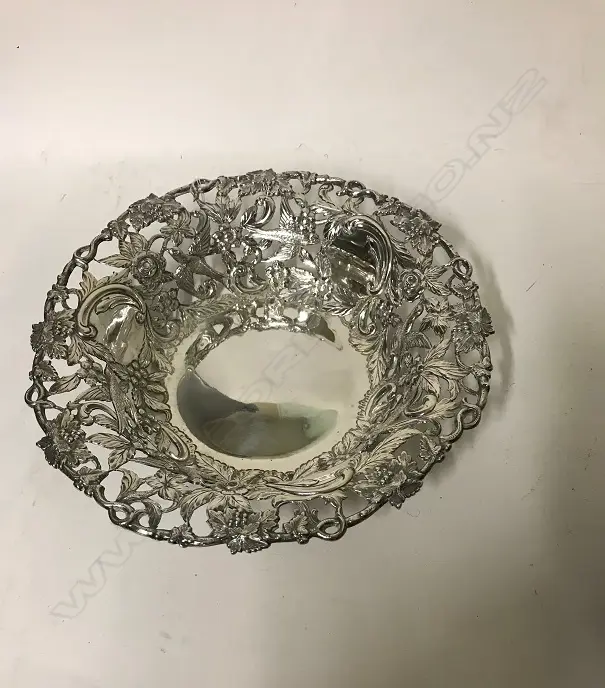 An Edwardian silver bowl Image 1++
