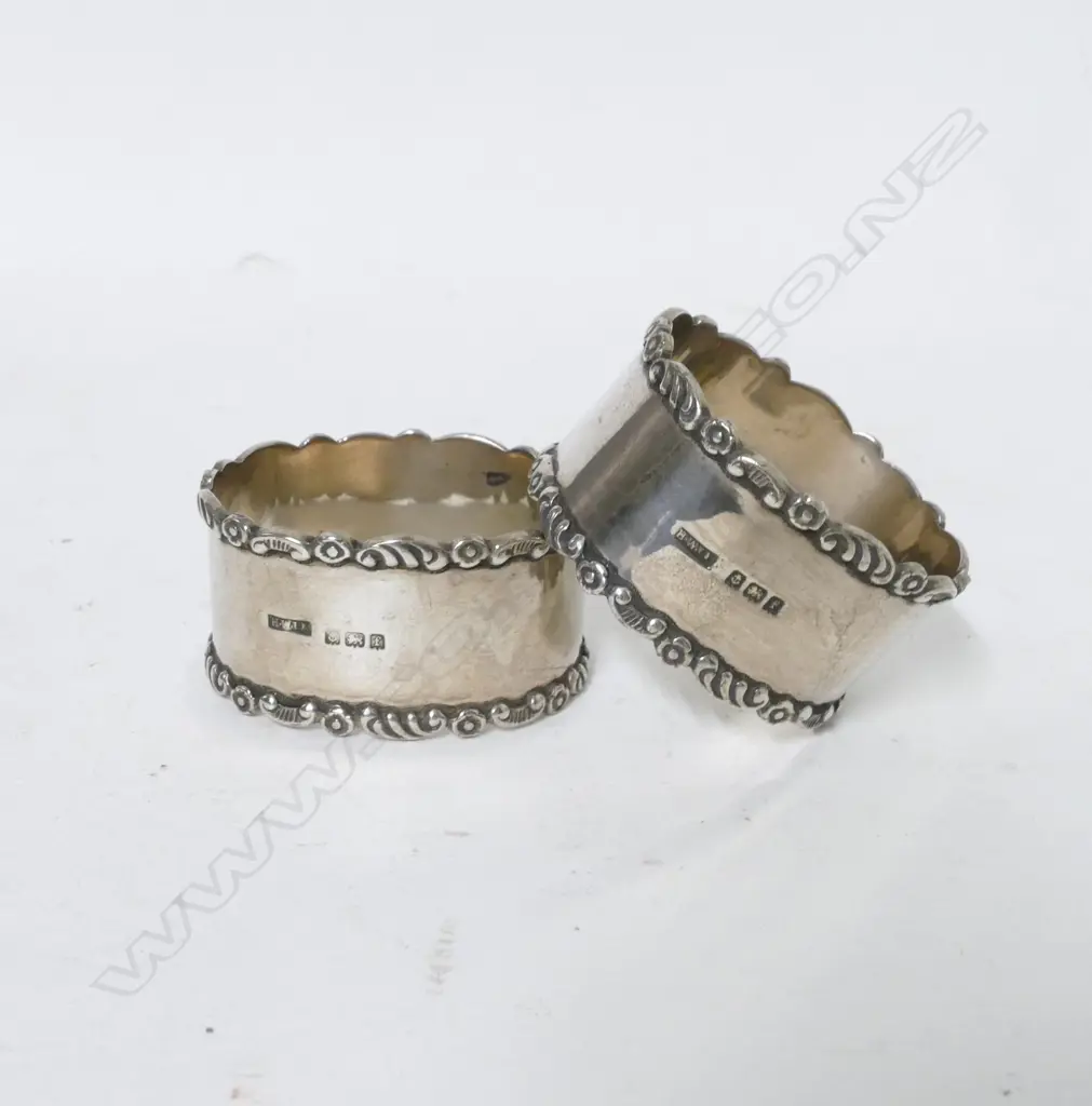 A pair of Edwardian silver napkin rings Image 1++