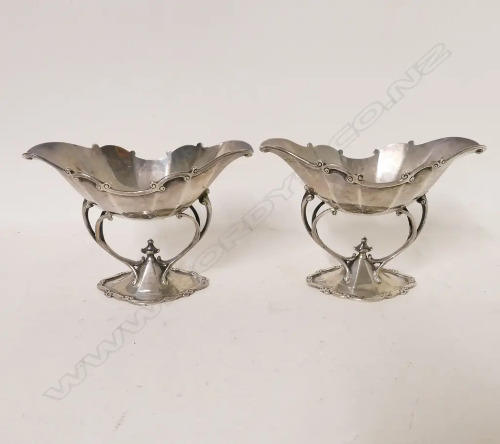 A pair of George V silver boat shaped comports Image 1++