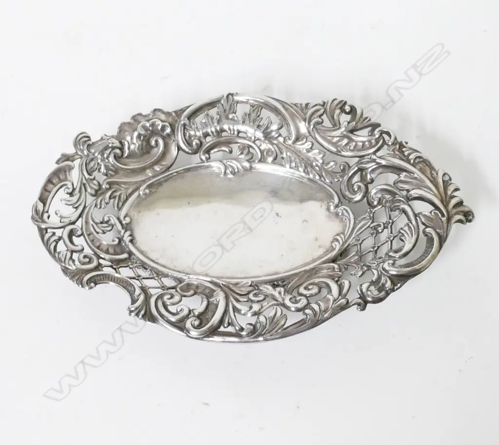 A Victorian period oval silver bonbon dish Image 1++