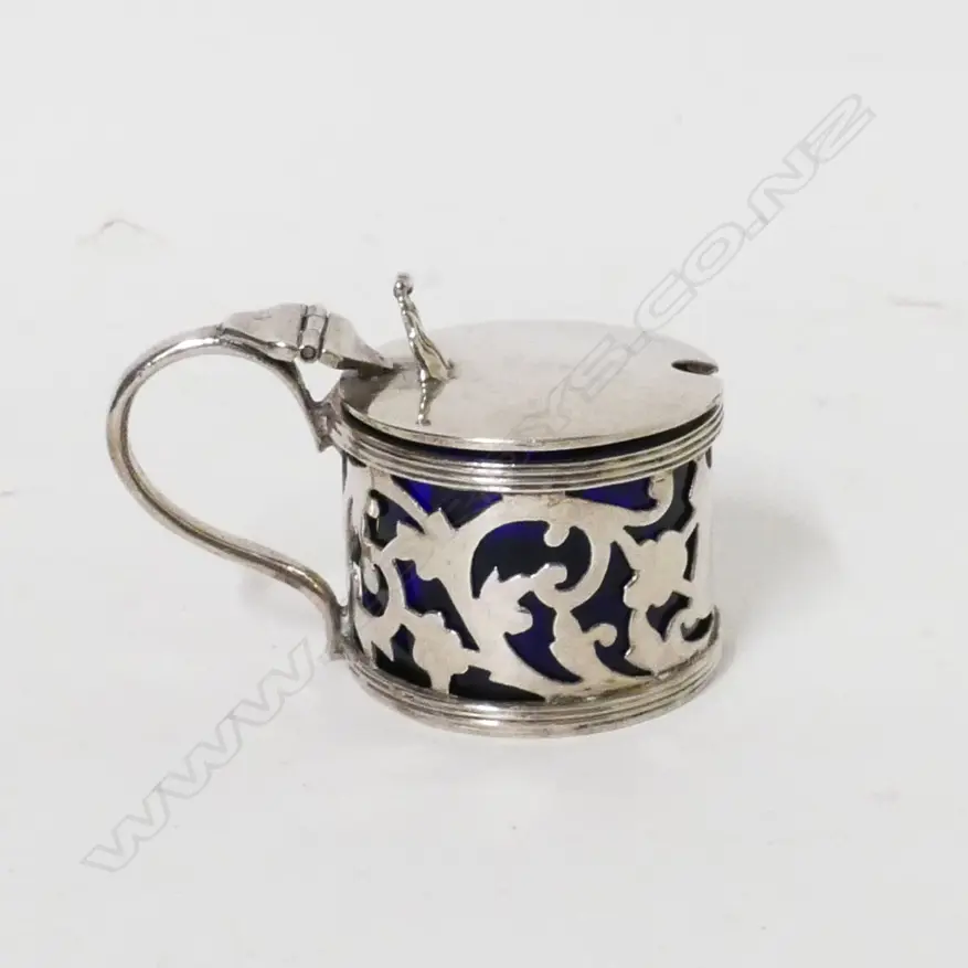 An Edwardian miniature silver mustard pot Image 1++