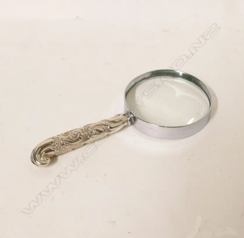 A magnifying glass Image 1++