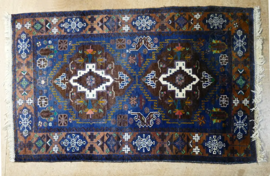 A Persian Shiraz hand knotted rug Image 1++