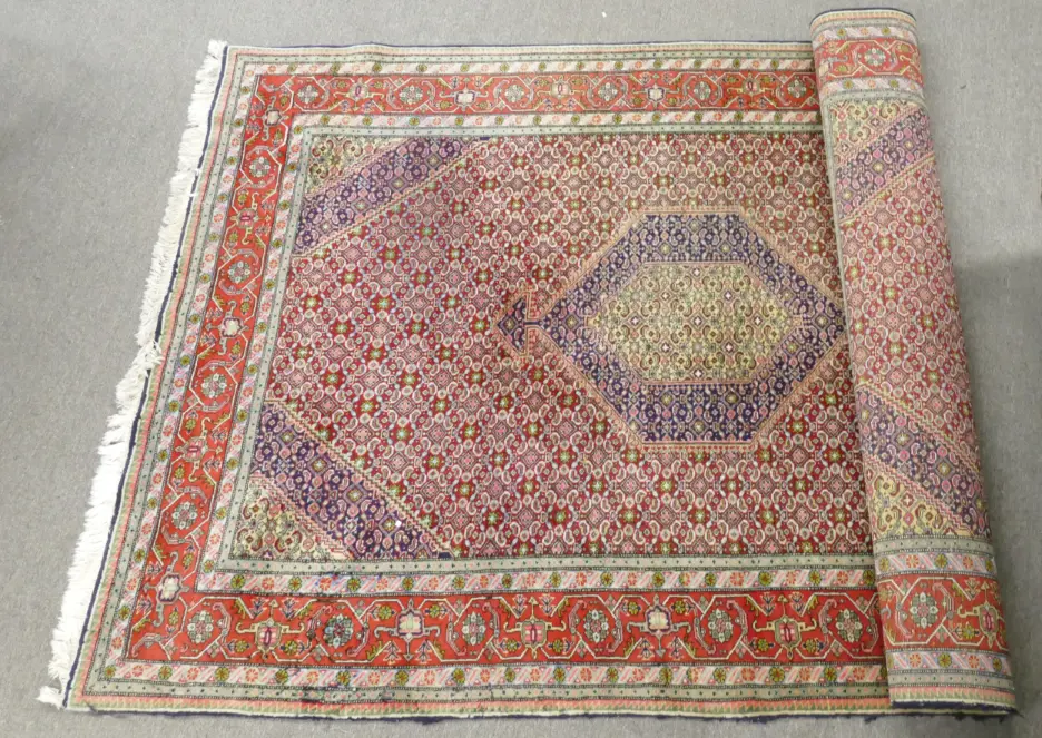 A large hand knotted Ardabil rug Image 1++