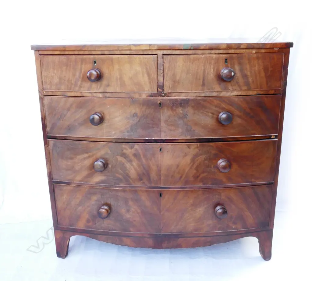 A Georgian mahogany bow front chest of drawers Image 1++