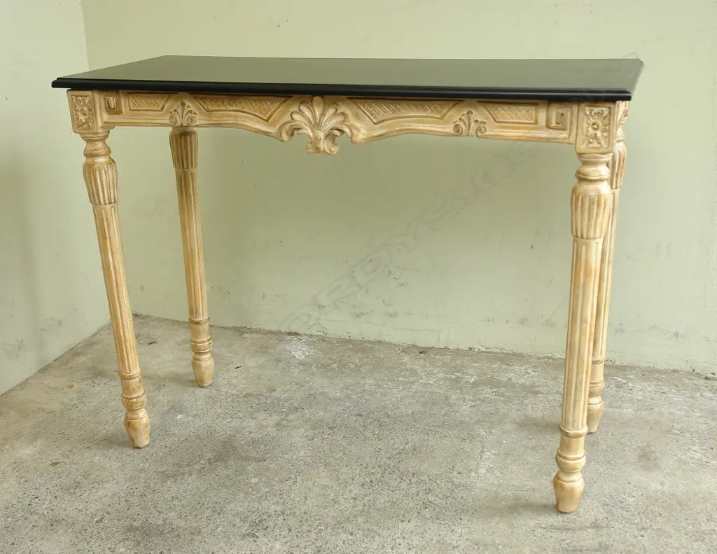 An antique French style side table Image 1++