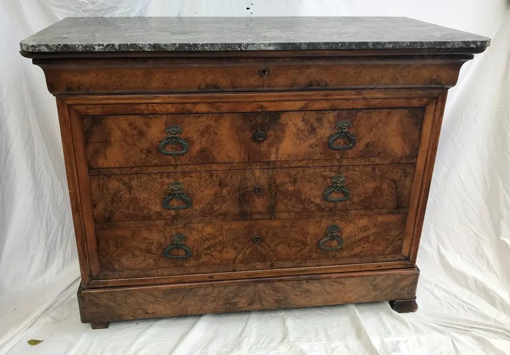 A good quality 19thC French walnut commode Image 1++