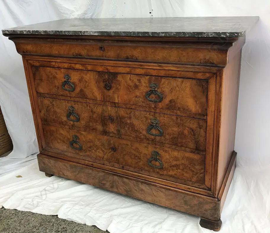 A good quality 19thC French walnut commode Image 1++