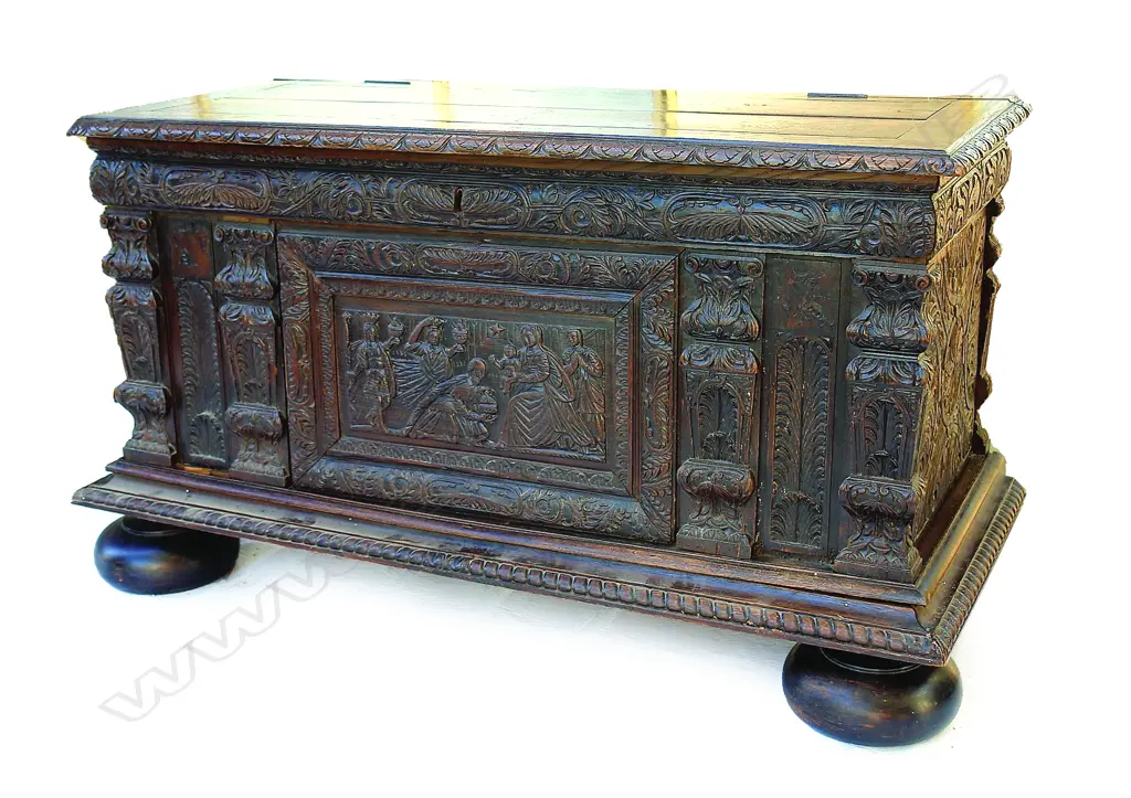 An Elizabethan style coffer Image 1++