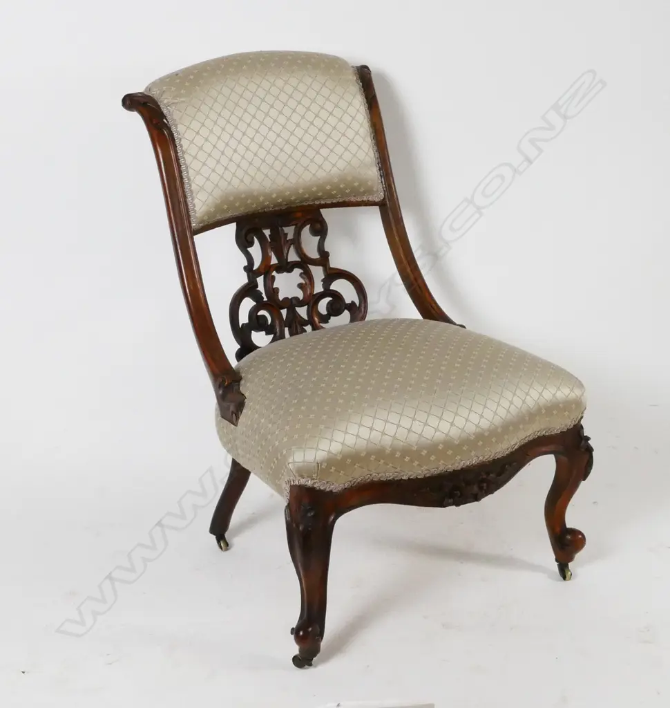 A Victorian carved walnut parlour chair Image 1++