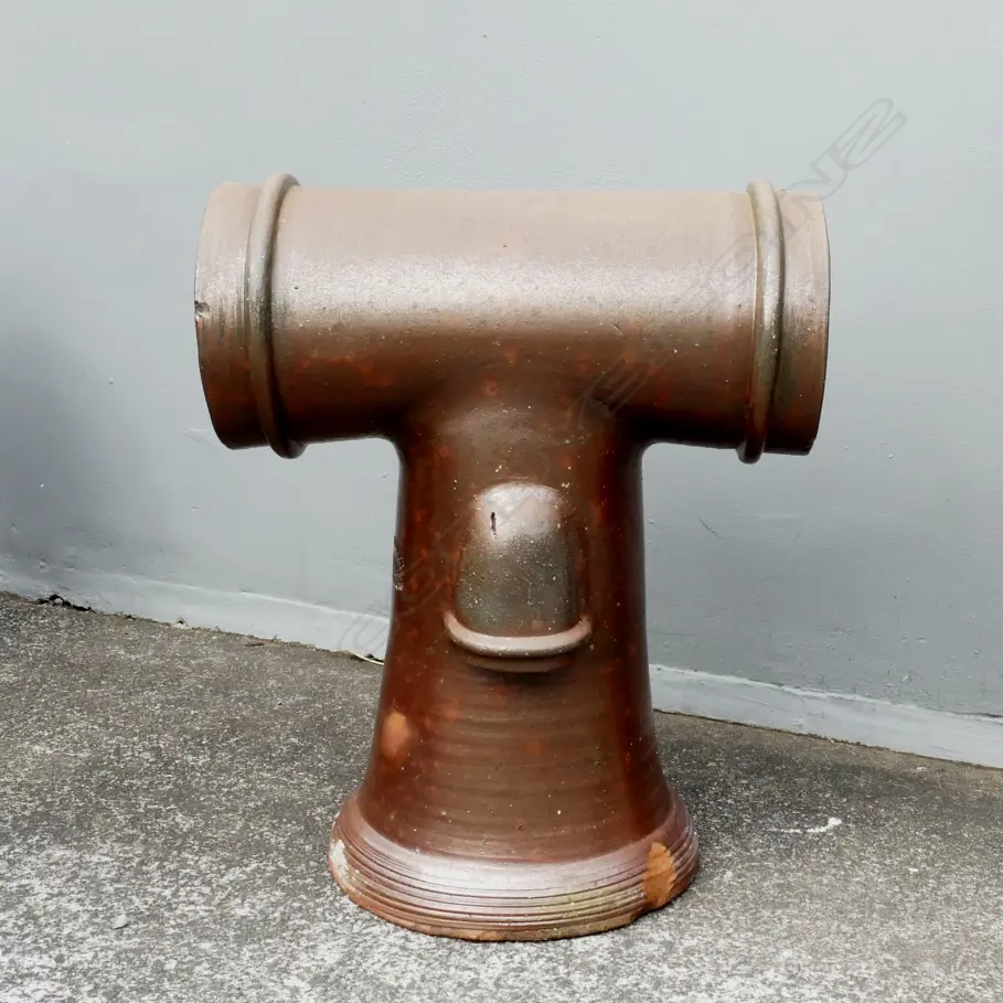 A large T-top chimney pot Image 1++